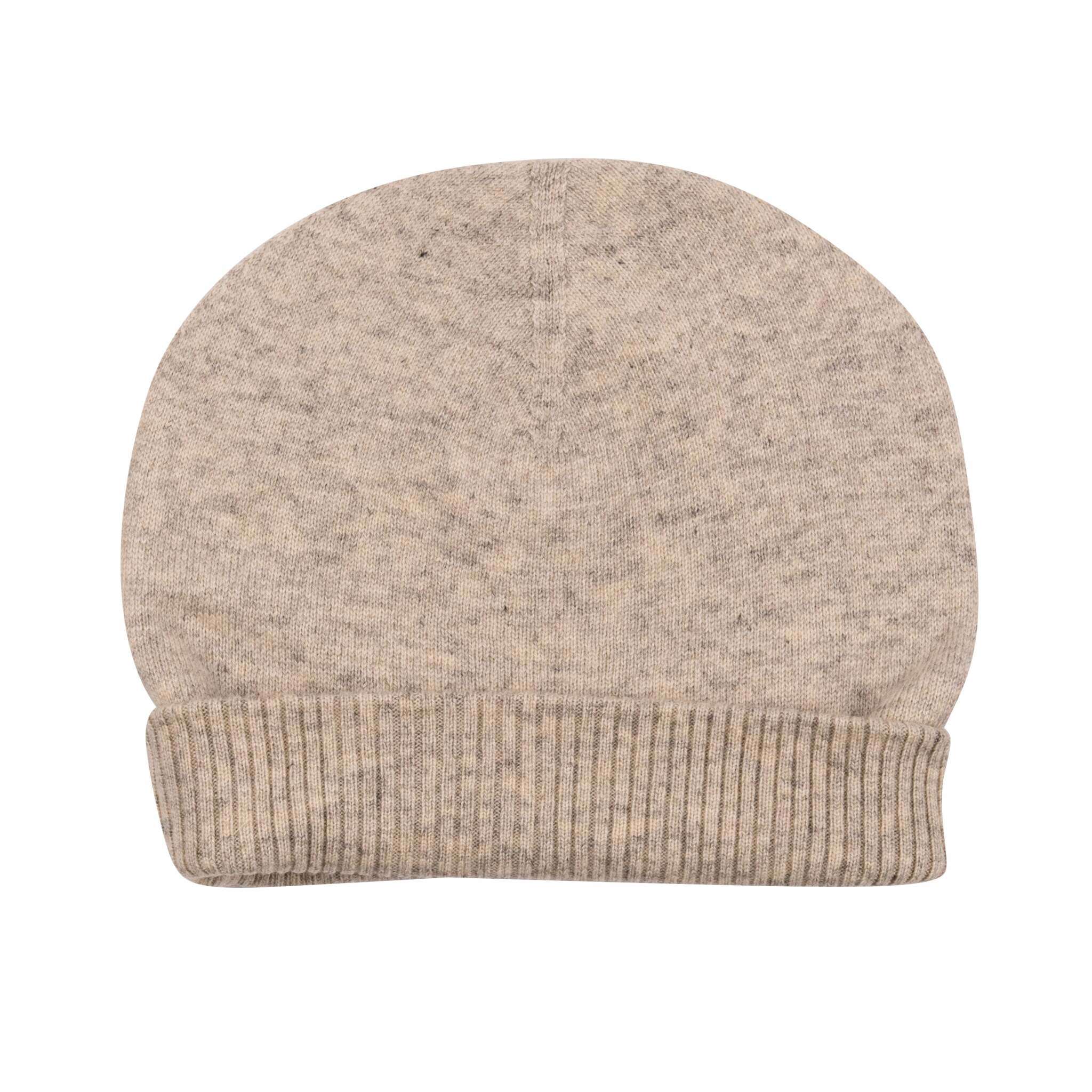 Eine beigegraue Kaschmirmütze im Beanie-Stil ist zu sehen, glatt gestrickt mit breitem, geripptem Umschlag am unteren Rand.