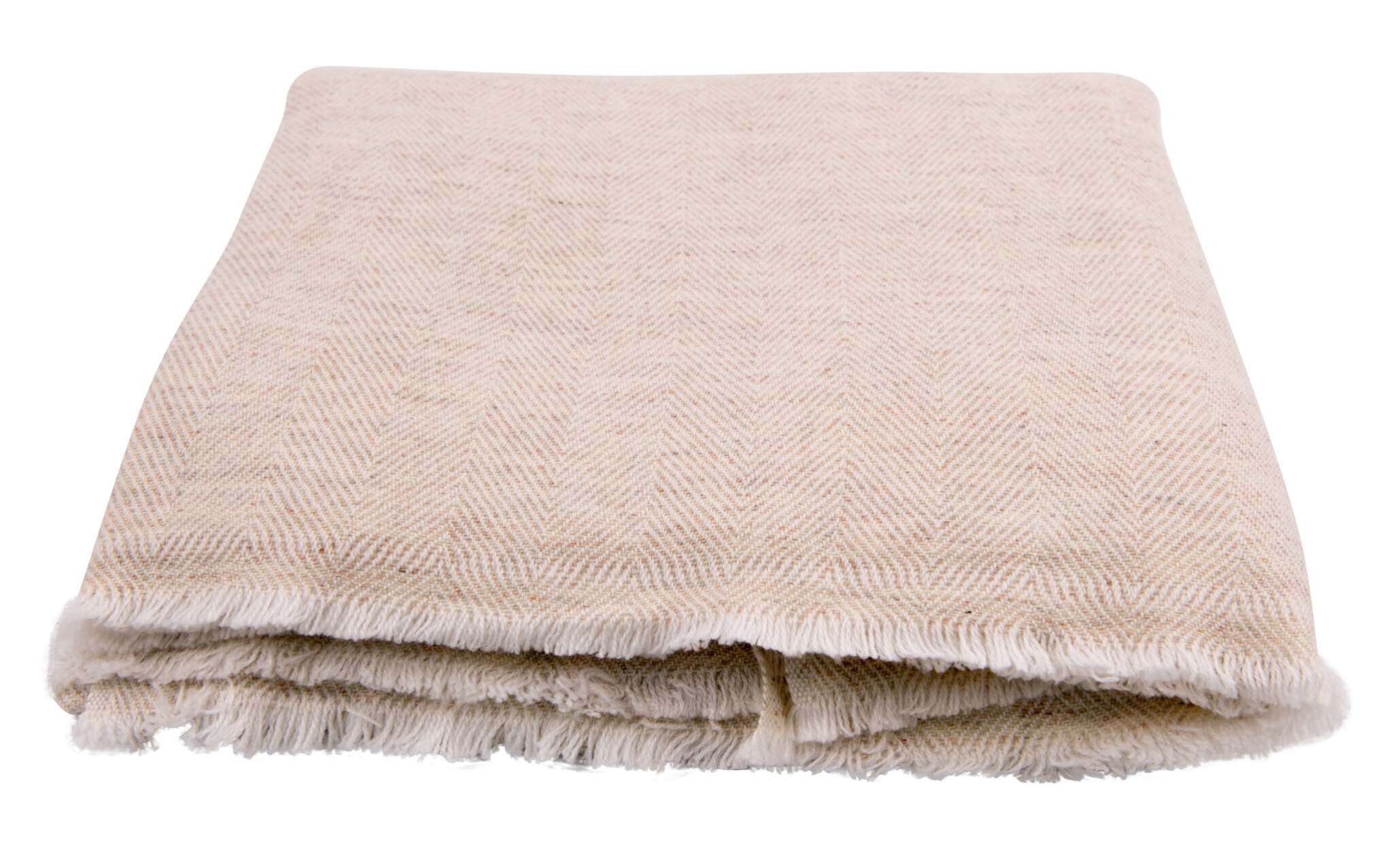 Auf dem Bild ist eine ordentlich zusammengefaltete, beige Decke zu sehen. Die Oberfläche der Decke zeigt ein feines Fischgrätenmuster, das in heller und dezenter Farbgebung gehalten ist. Die Kanten der Decke sind mit kurzen, weichen Fransen versehen. Die Textur wirkt weich und flauschig, was auf ein angenehmes, hochwertiges Material schließen lässt. Sonstige Objekte oder Hintergrundelemente sind nicht erkennbar, da die Decke im Vordergrund vor einem weißen Hintergrund platziert ist.
