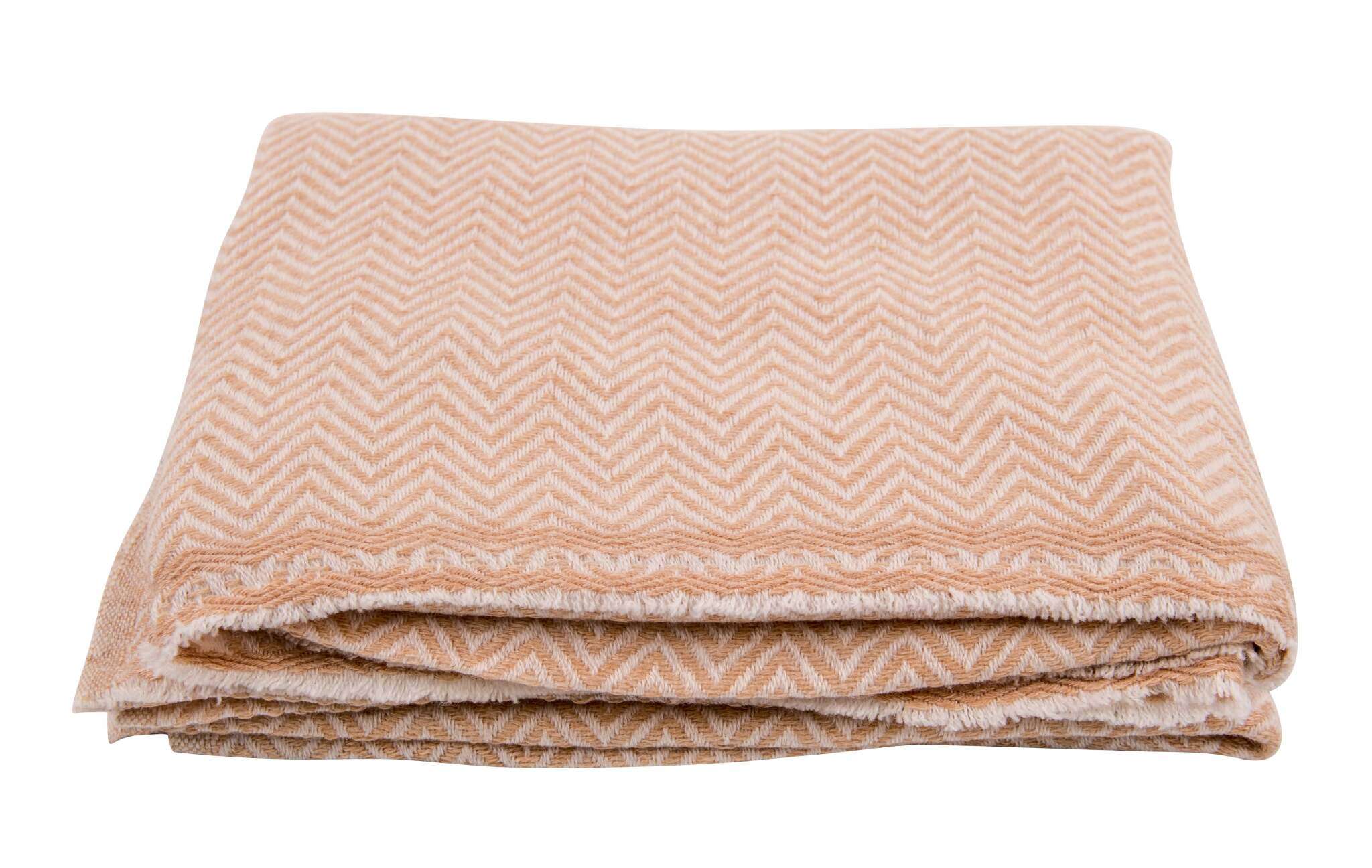 Auf dem Bild ist eine ordentlich zusammengefaltete Decke zu sehen. Die Decke hat eine goldbeige Farbe und ist mit einem markanten, durchgehenden Fischgrätenmuster versehen. Die Kanten sind leicht ausgefranst und das Material wirkt weich und flauschig. Die Decke liegt auf einer weißen, neutralen Oberfläche, der Hintergrund ist komplett weiß und ablenkungsfrei. Es sind keine weiteren Objekte oder Verzierungen zu erkennen.