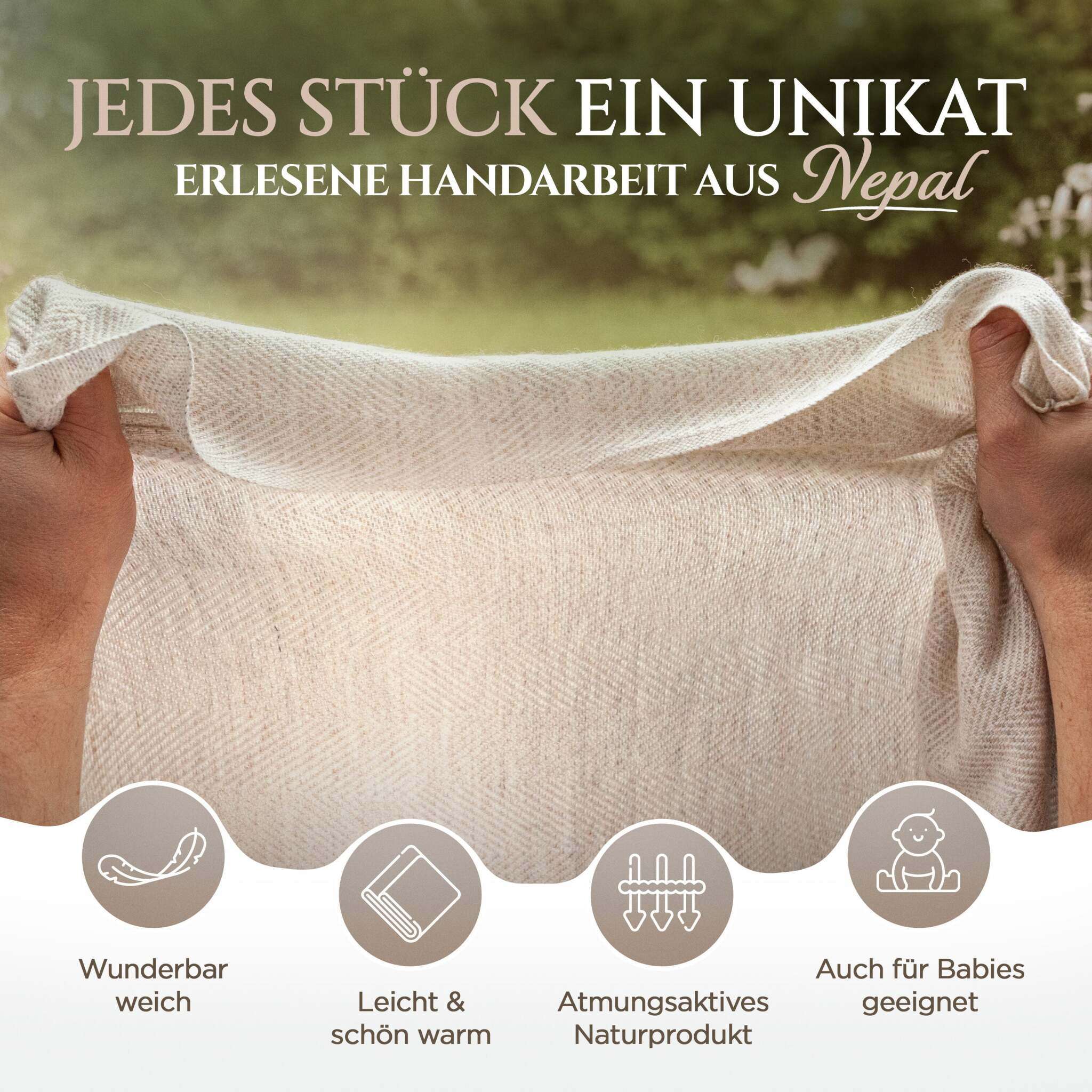 Zwei Hände halten eine beige Kaschmirdecke mit feinem Fischgrätenmuster vor unscharfem, grünlichem Hintergrund im Freien. Oben steht Text „Jedes Stück ein Unikat, erlesene Handarbeit aus Nepal“. Unten sind vier runde Symbole mit Beschreibungen: eine Feder mit „Wunderbar weich“, ein gefaltetes Tuch mit „Leicht & schön warm“, ein atmungsaktives Textil mit „Atmungsaktives Naturprodukt“ sowie ein Baby mit „Auch für Babies geeignet“. Die Decke wirkt zart, weich und hochwertig verarbeitet.