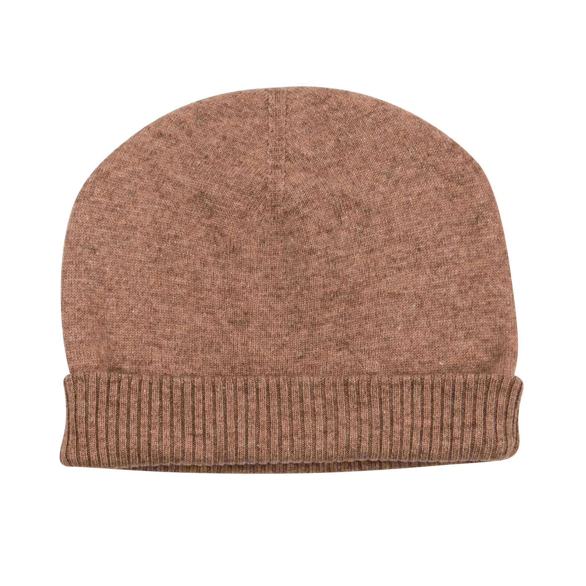 Eine braune Kaschmirmütze im Beanie-Stil mit glattem Hauptteil und geripptem Umschlag, liegt flach auf weißem Hintergrund.