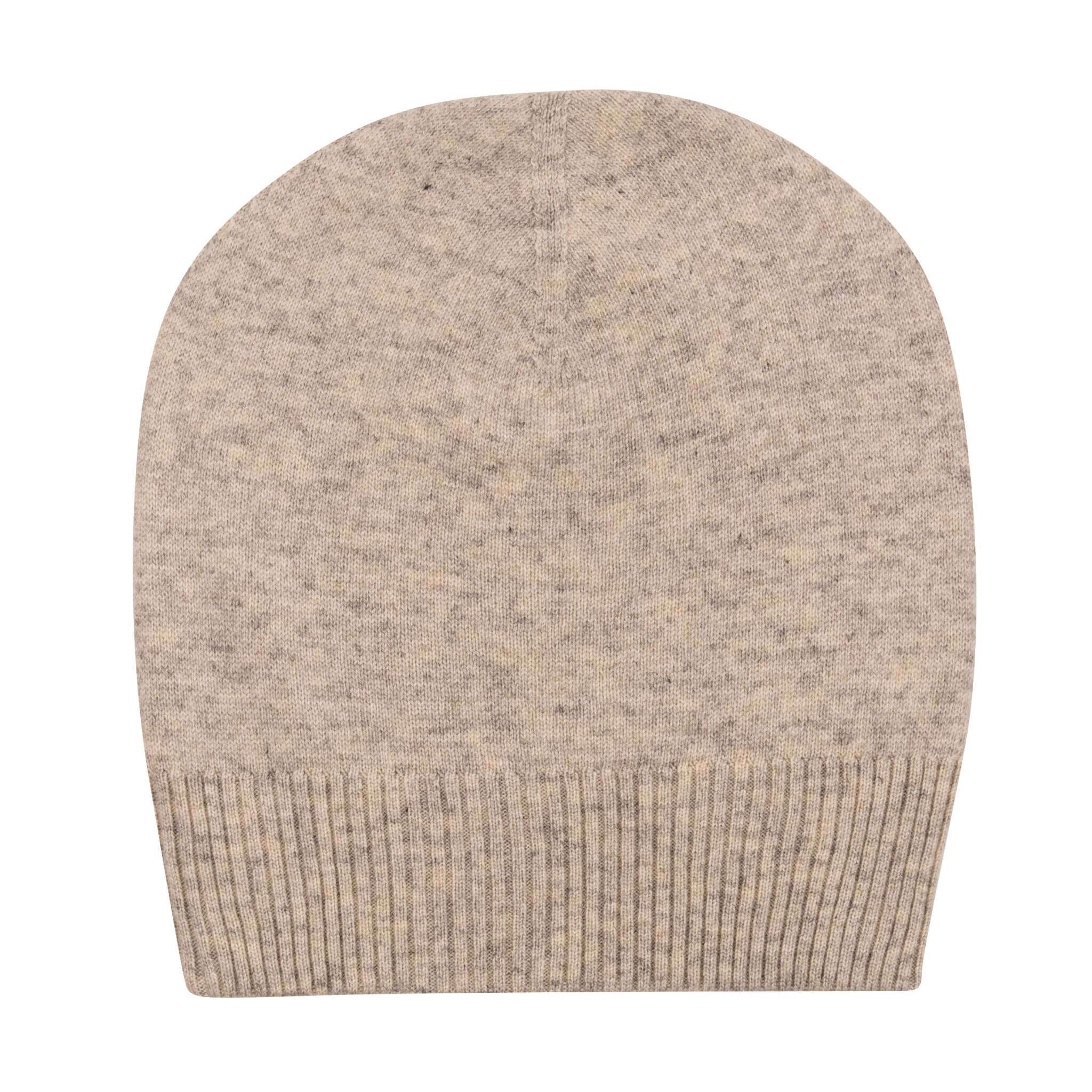Eine Beanie-Mütze aus Kaschmir in Weißgrau ist zu sehen. Die Mütze ist glatt gestrickt und hat einen gerippten Umschlag.