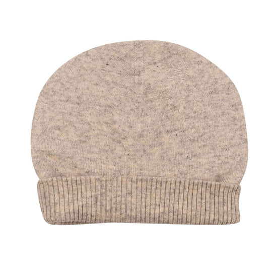 Eine beigegraue Kaschmirmütze im Beanie-Stil ist zu sehen, glatt gestrickt mit breitem, geripptem Umschlag am unteren Rand.