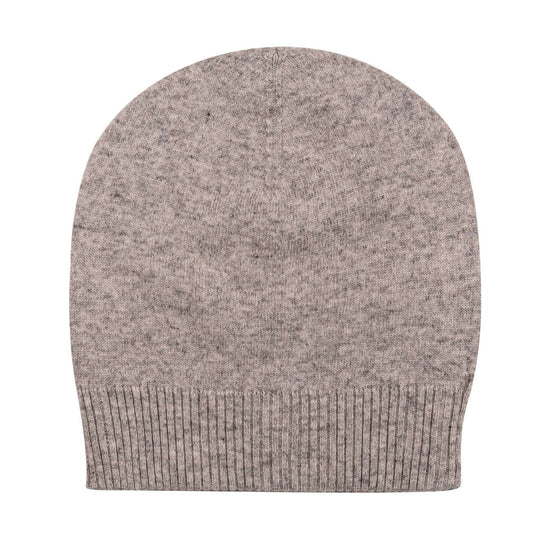 Auf dem Bild ist eine hellgraue Kaschmirmütze im Beanie-Stil zu sehen. Sie hat eine glatte Oberfläche und einen breiten, gerippten Umschlagrand am unteren Ende. Die Mütze hebt sich mit ihrer schlichten, einfarbigen Gestaltung und ihrer weichen, melierten Textur hervor. Sonstige Objekte sind nicht sichtbar, der Hintergrund ist weiß und neutral, sodass der Fokus vollständig auf der Mütze liegt.