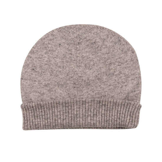 Eine hellgraue, glatt gestrickte Kaschmirmütze im Beanie-Stil mit breitem, geripptem Umschlag, auf weißem Hintergrund.