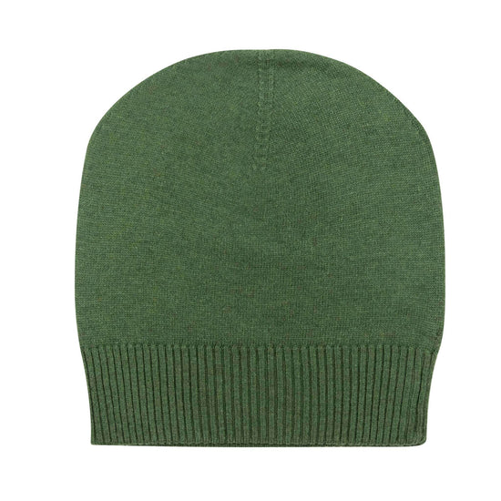 Eine dunkelgrüne, glatt gestrickte Kaschmirmütze im Beanie-Stil mit breitem, fein geripptem Umschlag, flach ausgelegt.