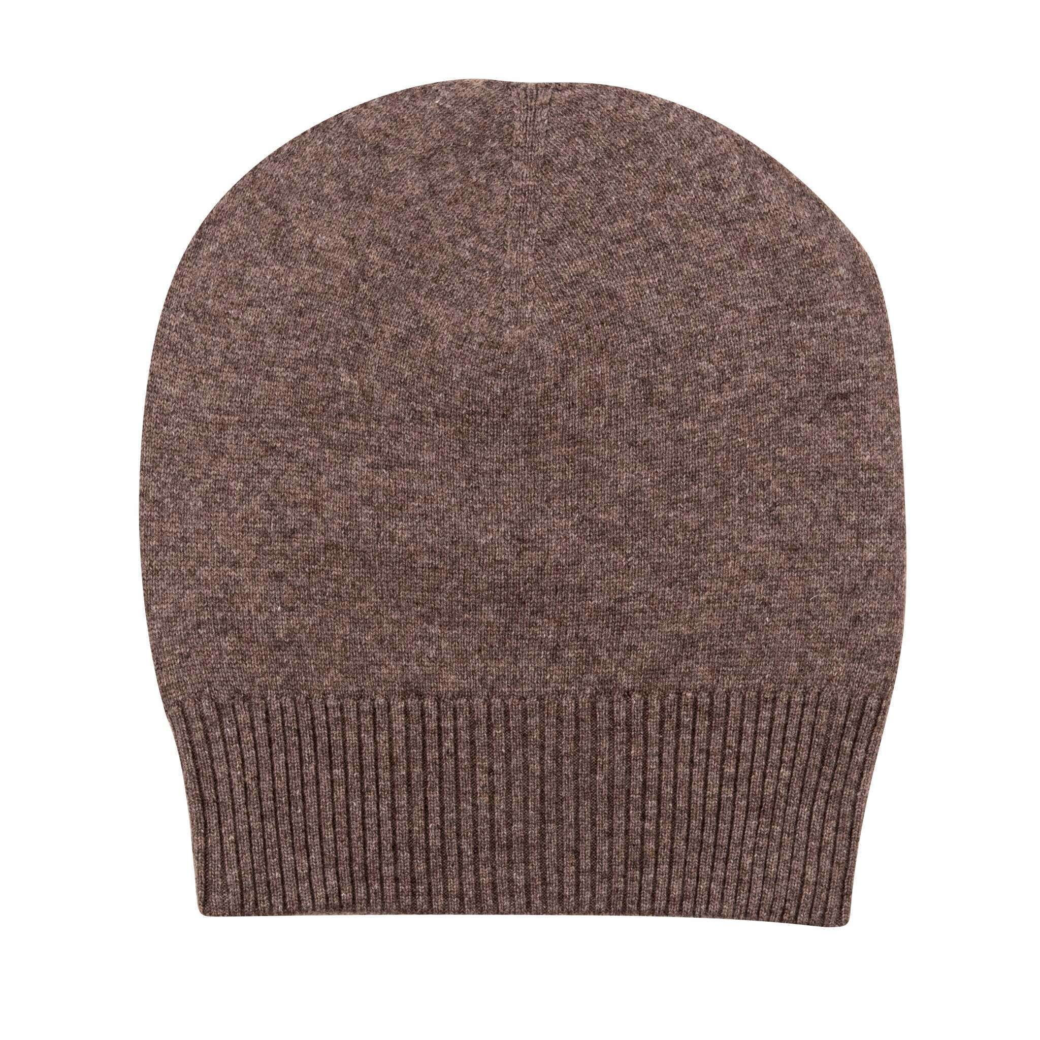 Eine dunkelbraune Beanie-Mütze aus feinem Strick, glatt gearbeitet mit einem breiten, gerippten Umschlag am unteren Rand.