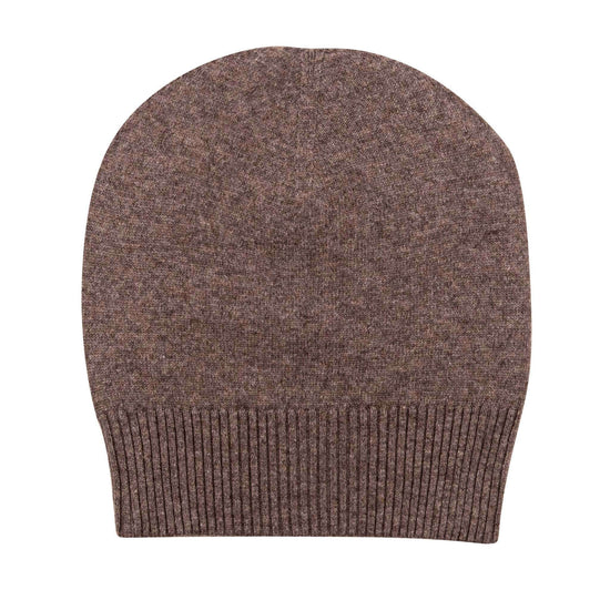 Eine dunkelbraune Beanie-Mütze aus feinem Strick, glatt gearbeitet mit einem breiten, gerippten Umschlag am unteren Rand.