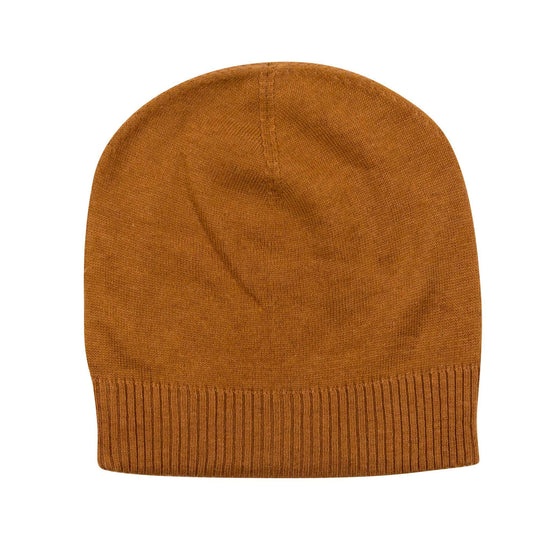 Eine hellbraune Kaschmirmütze im Beanie-Stil, glatt gestrickt mit deutlich sichtbarem, geripptem Umschlag am unteren Rand.