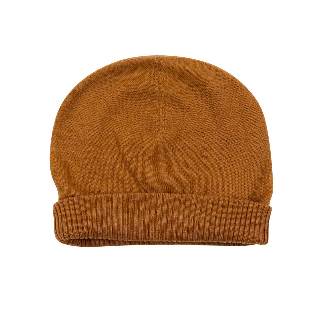 Auf dem Bild ist eine hellbraune, glatt gestrickte Beanie-Mütze mit einem breiten, gerippten Umschlag zu sehen. Der Hintergrund ist weiß.