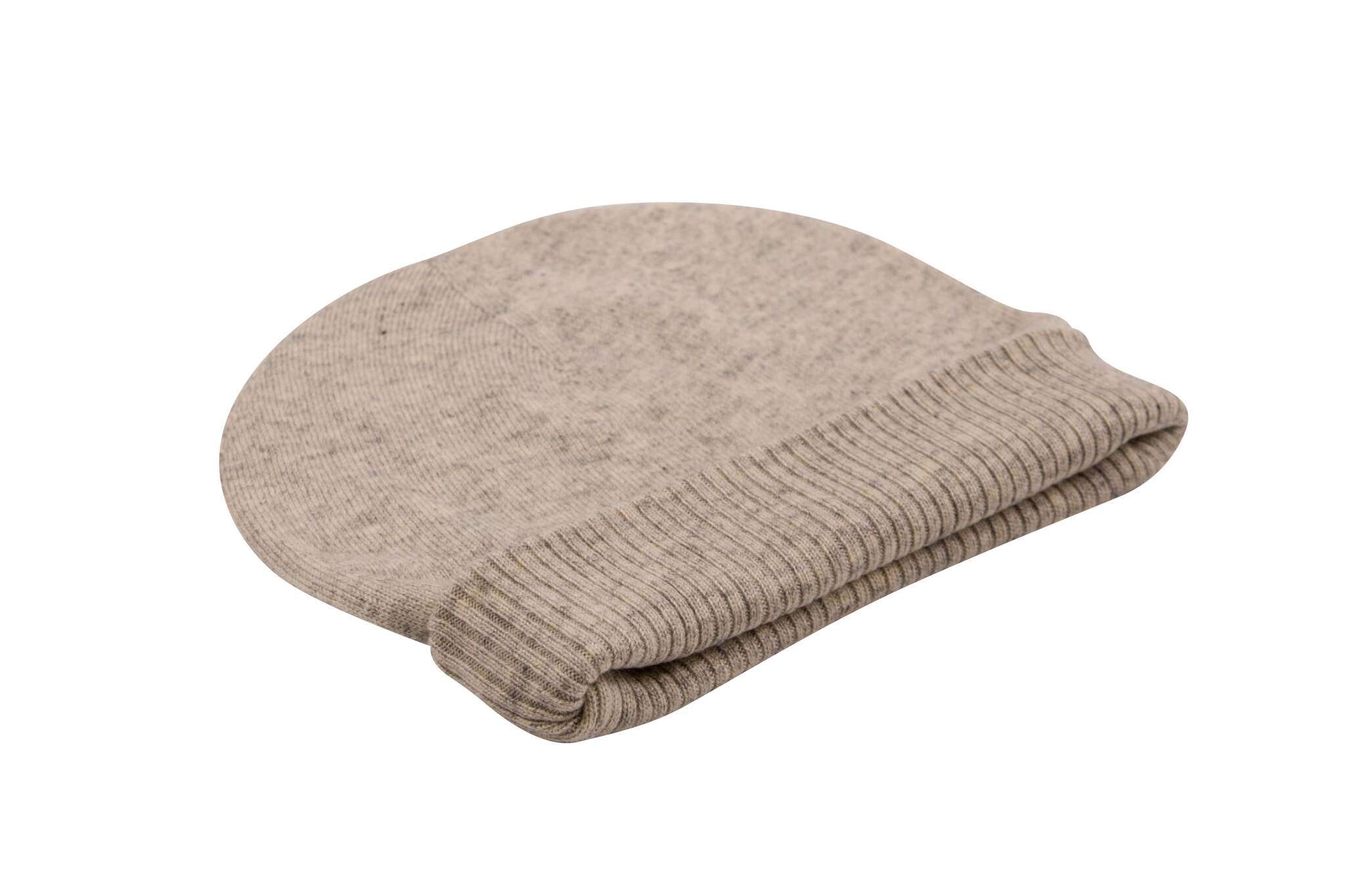 Auf dem Bild ist eine glatt gestrickte, weißgraue Beanie-Mütze aus Kaschmir zu sehen. Die Mütze hat einen deutlich erkennbaren, gerippten Umschlag am unteren Rand. Die Oberfläche der Mütze ist fein und gleichmäßig gewebt, während der Umschlag eine strukturierte, gerippte Optik aufweist. Die Beanie liegt flach auf einer weißen, neutralen Fläche, ohne weitere sichtbare Gegenstände im Hintergrund. Die Farbe der Mütze ist ein heller, melierter Grauton.