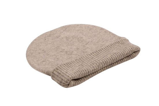 Auf dem Bild ist eine glatt gestrickte, weißgraue Beanie-Mütze aus Kaschmir zu sehen. Die Mütze hat einen deutlich erkennbaren, gerippten Umschlag am unteren Rand. Die Oberfläche der Mütze ist fein und gleichmäßig gewebt, während der Umschlag eine strukturierte, gerippte Optik aufweist. Die Beanie liegt flach auf einer weißen, neutralen Fläche, ohne weitere sichtbare Gegenstände im Hintergrund. Die Farbe der Mütze ist ein heller, melierter Grauton.
