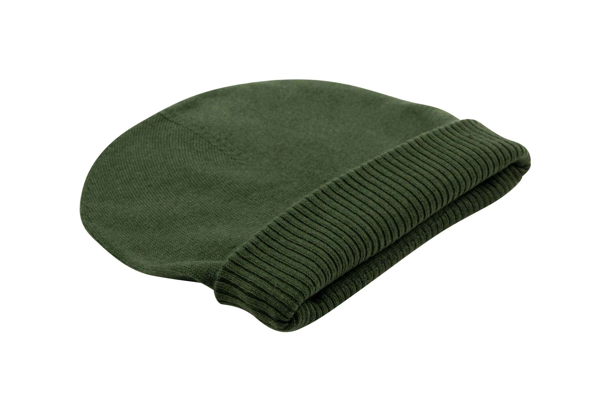 Auf dem Bild ist eine dunkelgrüne, glatt gestrickte Mütze aus Stoff zu sehen. Die Mütze liegt flach auf einer weißen Oberfläche. Der Umschlag am unteren Rand ist gerippt, was ein anderes Strickmuster als der glatt gehaltene Hauptteil zeigt. Die Form ist rund und typisch für eine Beanie. Es sind keine anderen Gegenstände oder Dekorationen zu sehen.