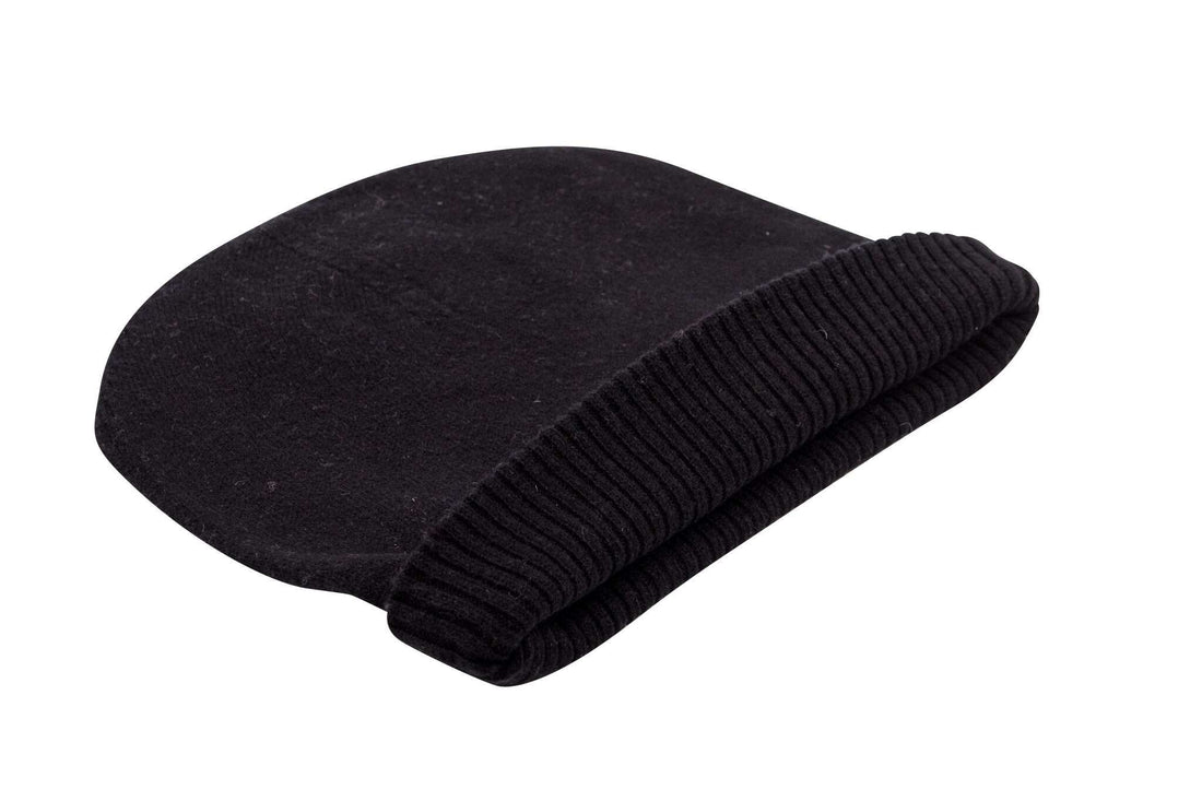 Auf dem Bild ist eine schwarze Mütze zu sehen, vermutlich aus Kaschmir. Sie liegt flach auf einer weißen Oberfläche. Die Mütze hat eine glatte Oberfläche sowie einen breiten, umgeschlagenen Umschlag, der deutlich gerippt ist. Die Rippen verlaufen quer und geben dem Umschlag eine strukturierte Optik. Es sind keine weiteren Gegenstände oder Verzierungen zu erkennen. Die Mütze wirkt weich und hochwertig verarbeitet.