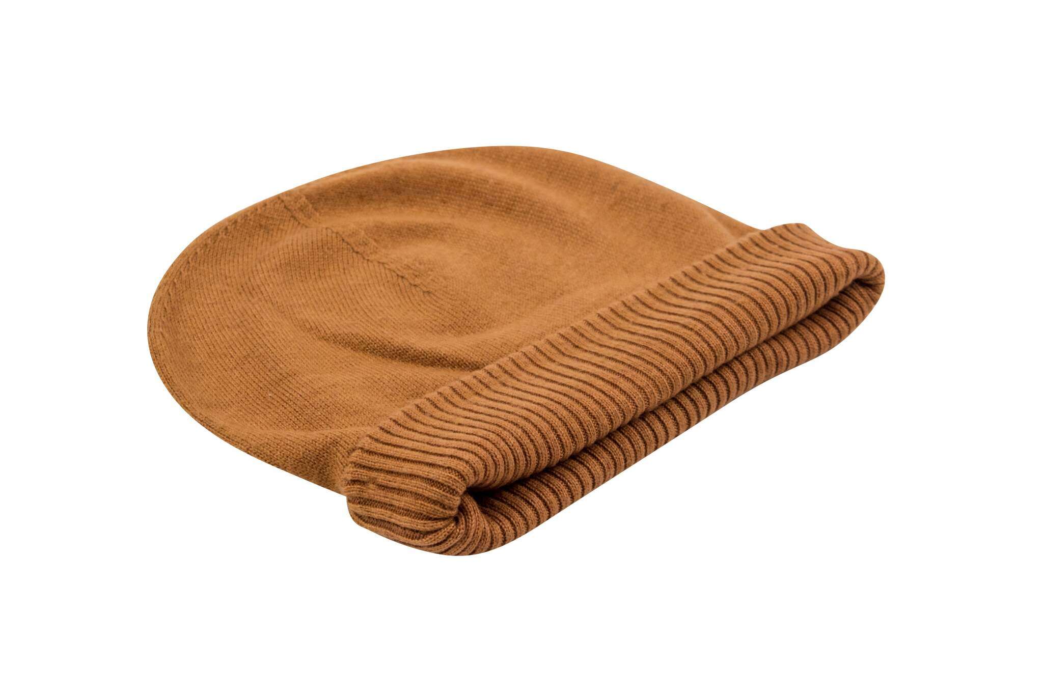 Auf dem Bild ist eine hellbraune Beanie-Mütze aus feinem Strick zu sehen. Sie hat eine glatte Oberfläche und einen umgeschlagenen, gerippten Rand, der für Struktur und eine bessere Passform sorgt. Die Mütze liegt flach auf einer weißen, neutralen Fläche und ist nicht gefaltet oder zerknittert. Die Strickstruktur ist gleichmäßig und der Farbton ist ein warmes Hellbraun. Andere Gegenstände oder Dekoration sind nicht sichtbar; der Fokus liegt ausschließlich auf der Mütze.