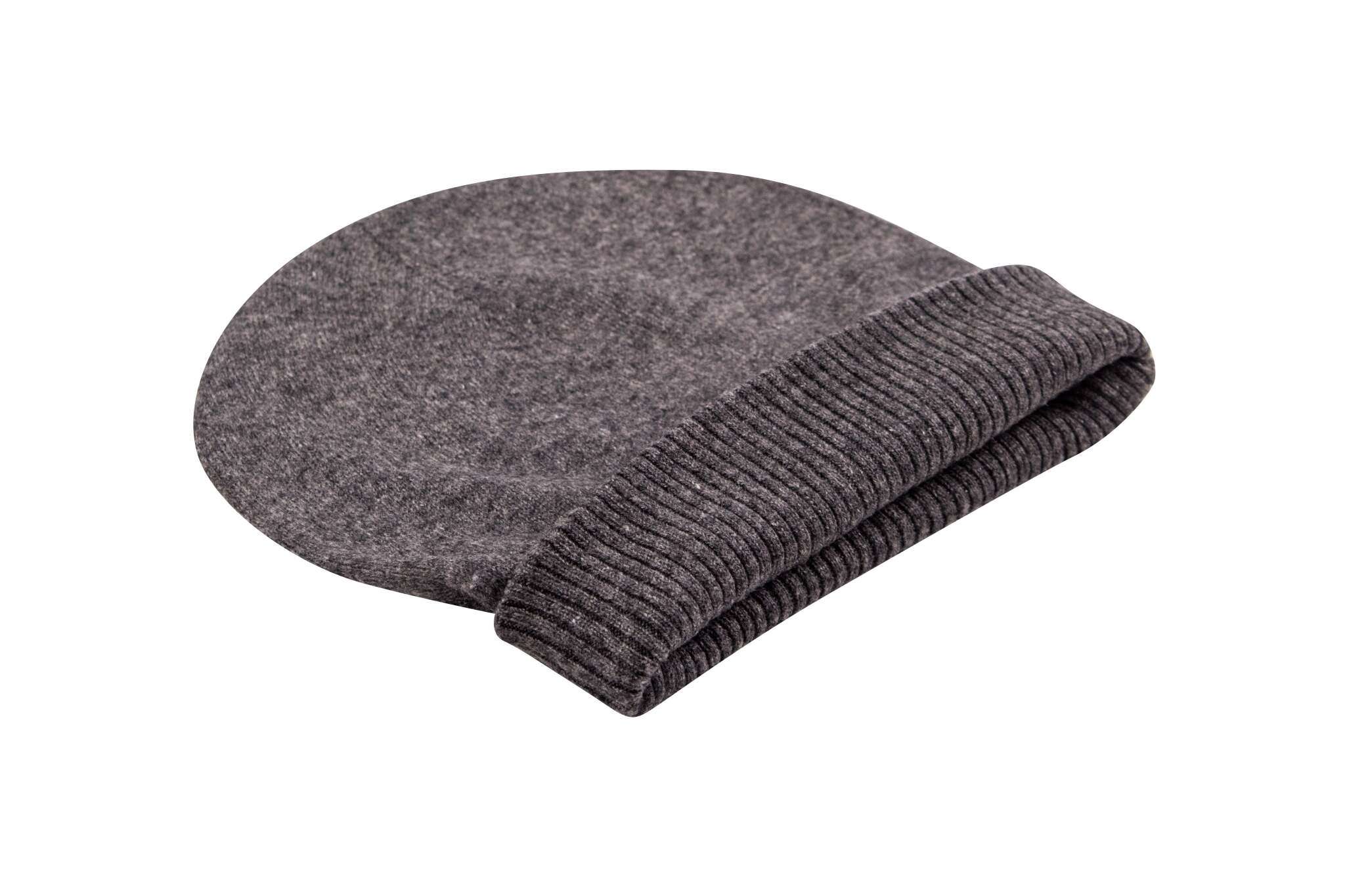 Auf dem Bild ist eine dunkelgraue, glatt gestrickte Kaschmirmütze zu sehen. Die Mütze hat einen breiten, gerippten Umschlag. Sie liegt flach auf einer weißen Oberfläche und wirkt weich sowie hochwertig verarbeitet. Die Farben und Struktur des Strickmaterials sind deutlich erkennbar. Sonstige Gegenstände oder Dekorationen sind nicht sichtbar.